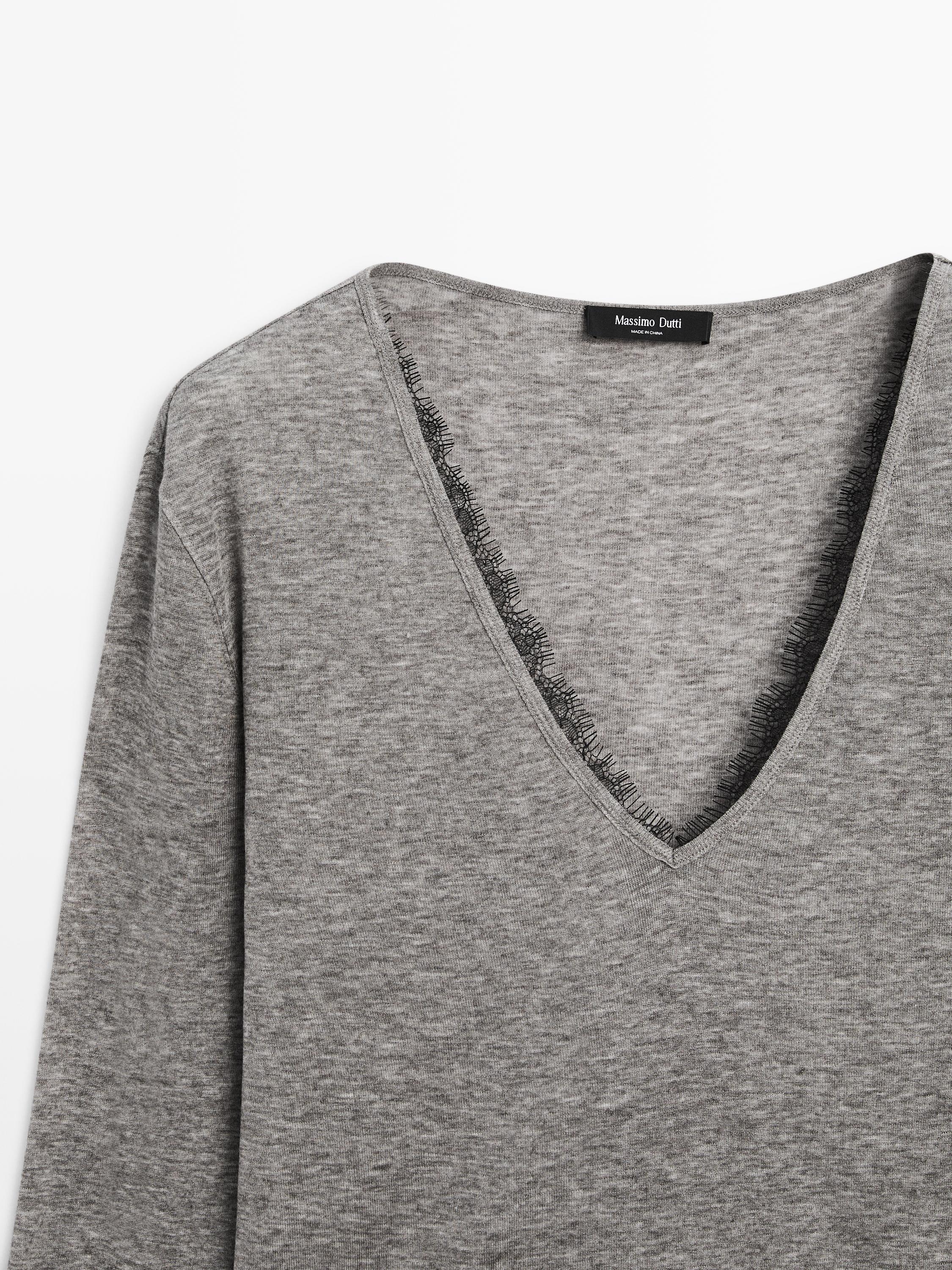 T-shirt col en V et dentelle